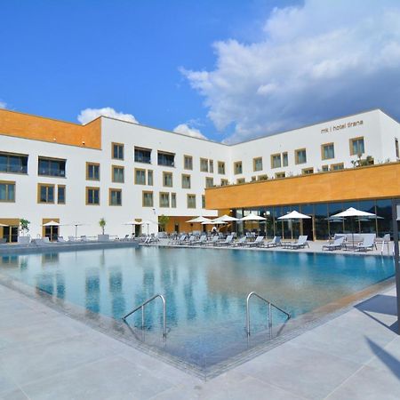 mk hotel tirana Rinas Bagian luar foto The hotel's swimming pool