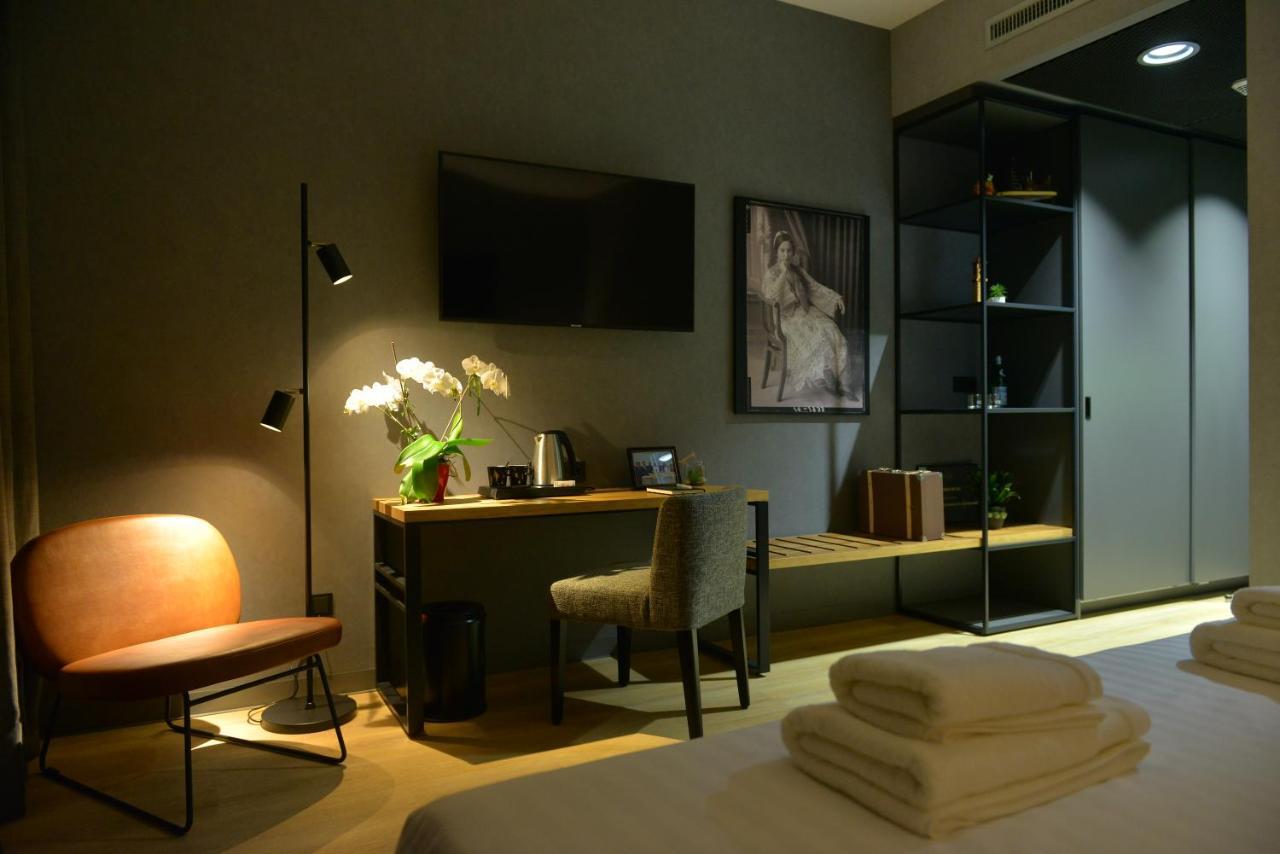 mk hotel tirana Rinas Bagian luar foto A room at the hotel