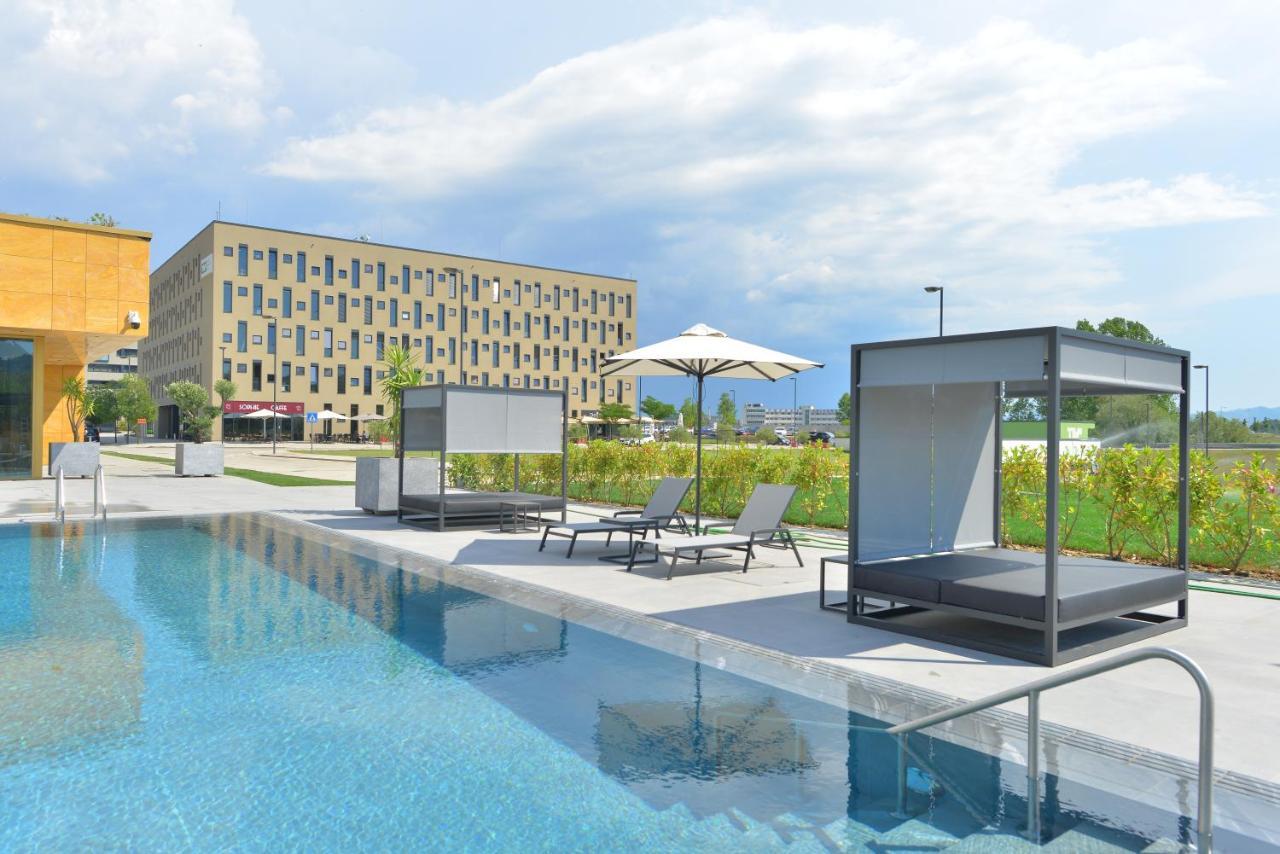 mk hotel tirana Rinas Bagian luar foto The swimming pool at the hotel