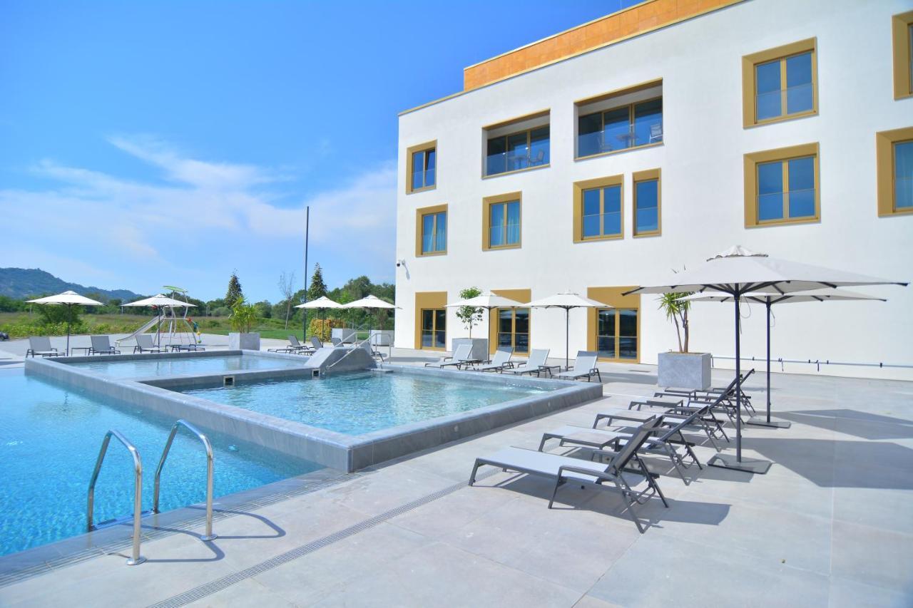 mk hotel tirana Rinas Bagian luar foto The outdoor pool