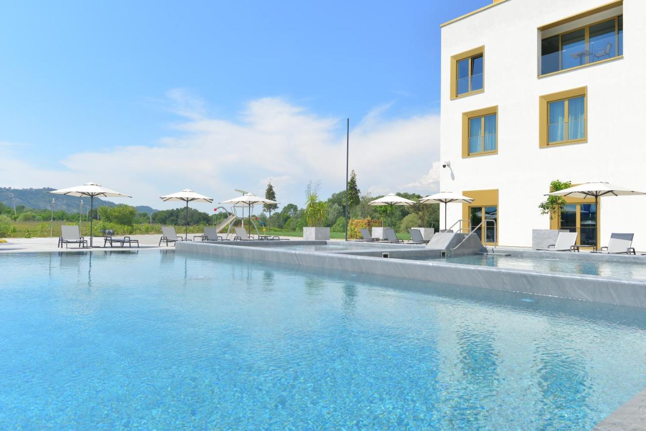 mk hotel tirana Rinas Bagian luar foto The outdoor pool at the Hotel