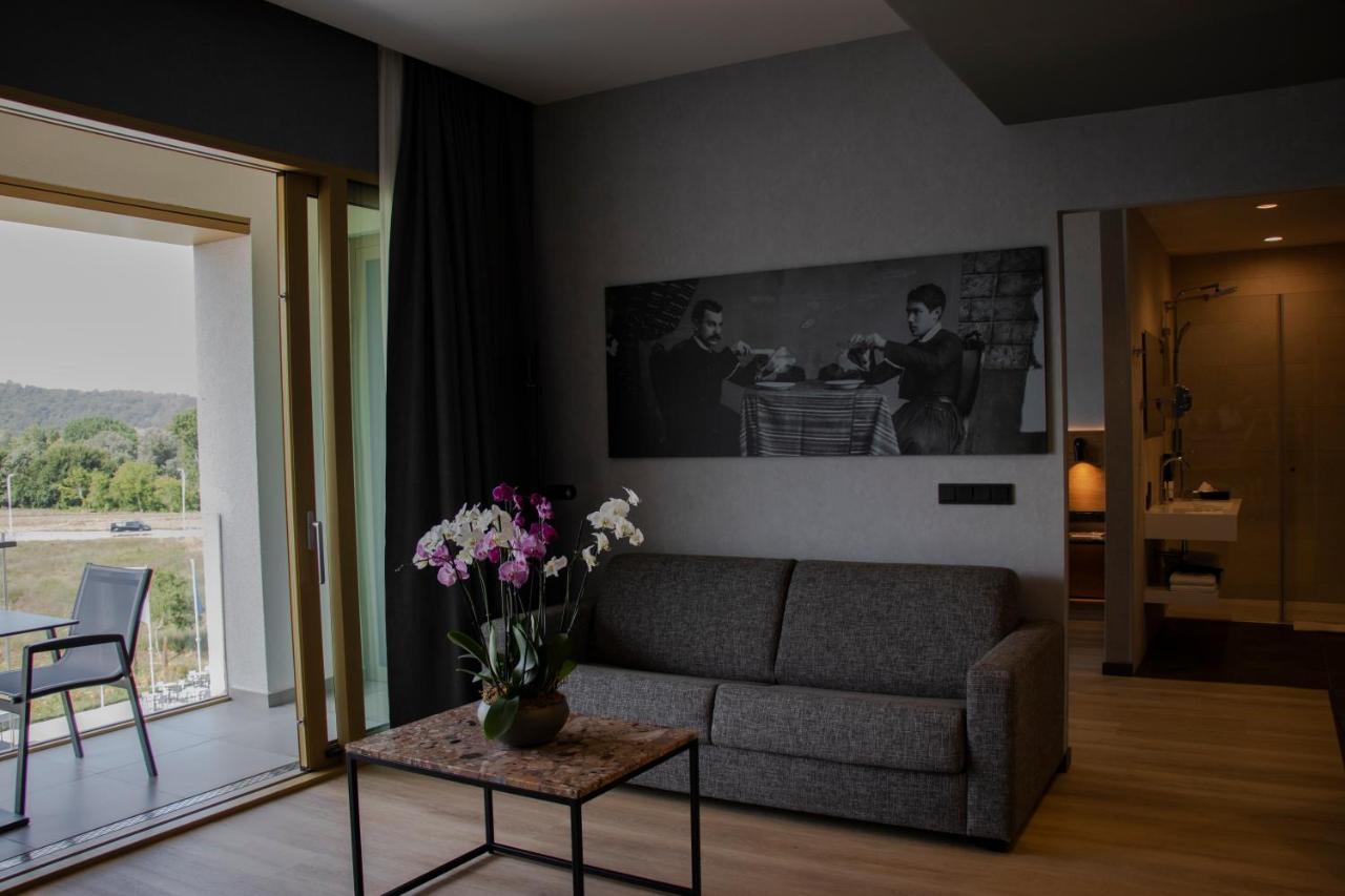 mk hotel tirana Rinas Bagian luar foto A room at the Hotel