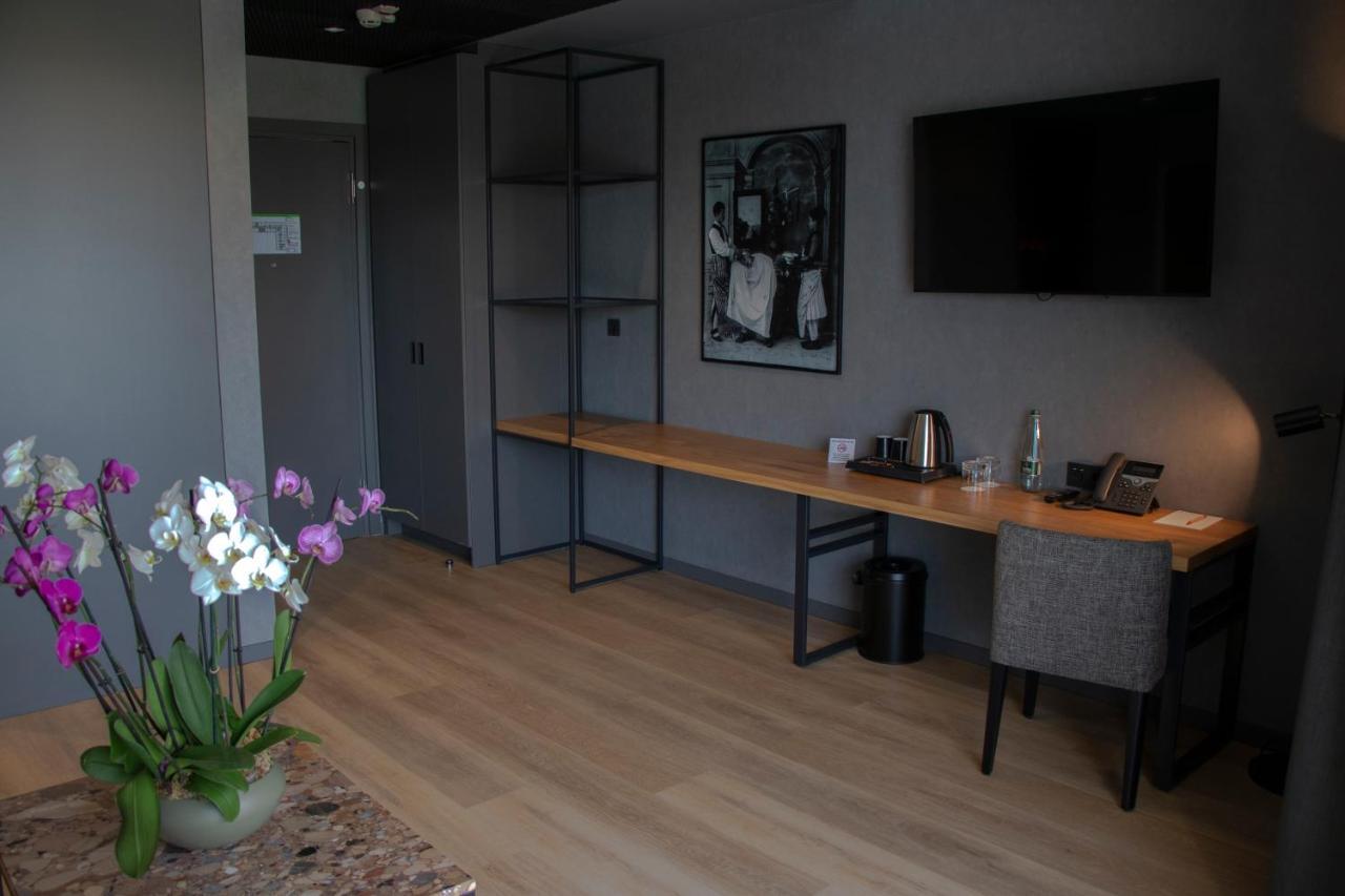 mk hotel tirana Rinas Bagian luar foto A room at the hotel