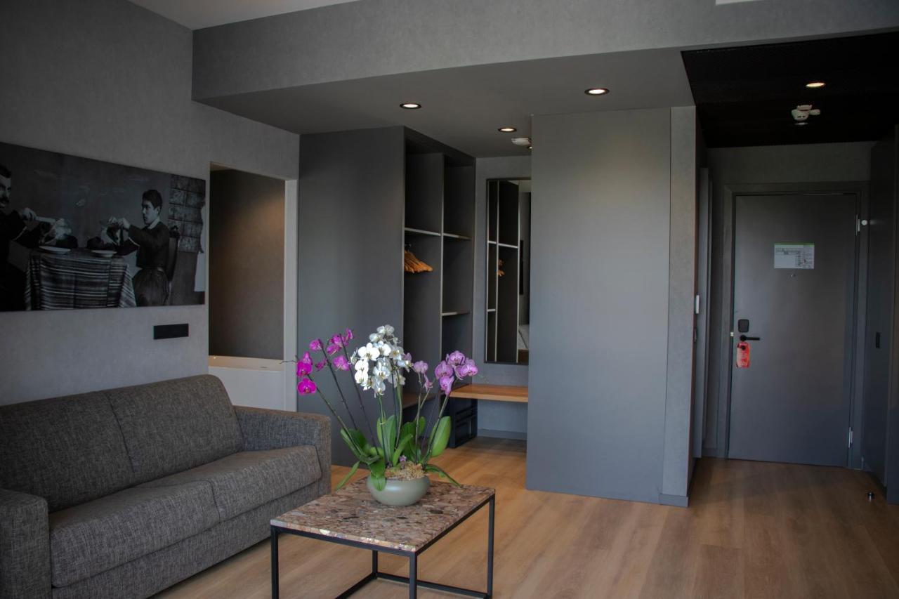 mk hotel tirana Rinas Bagian luar foto A suite at the hotel