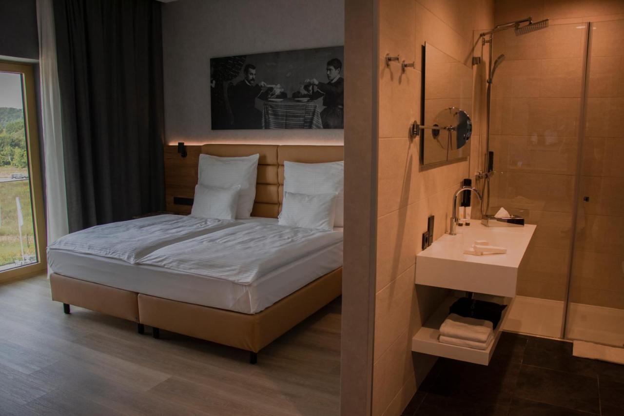 mk hotel tirana Rinas Bagian luar foto A room at the hotel