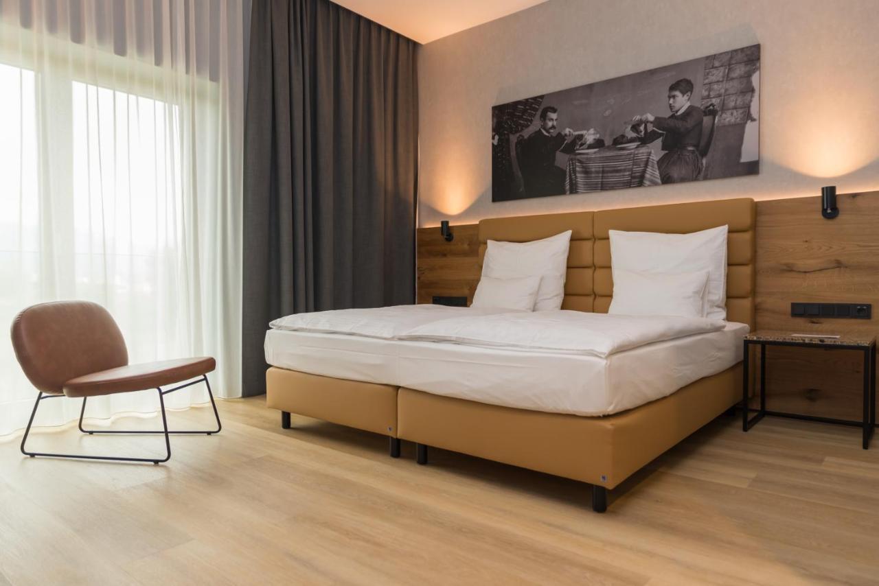 mk hotel tirana Rinas Bagian luar foto A room at the hotel