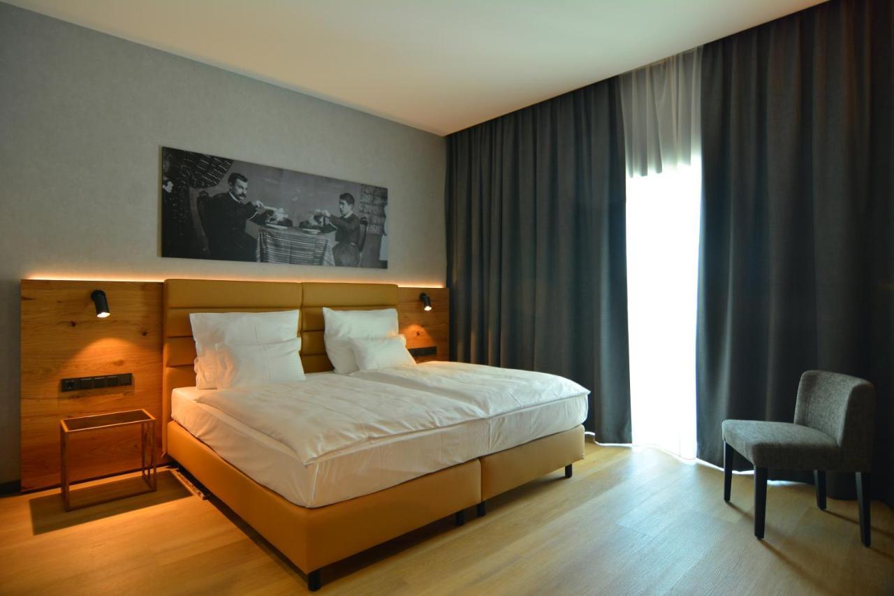 mk hotel tirana Rinas Bagian luar foto A room at the Hotel de la Poste