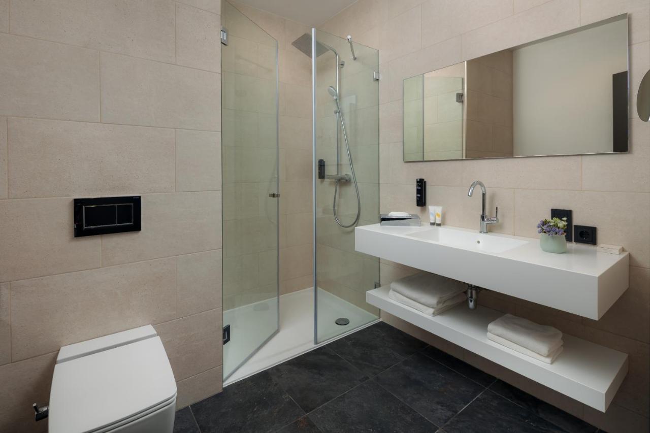mk hotel tirana Rinas Bagian luar foto A modern bathroom
