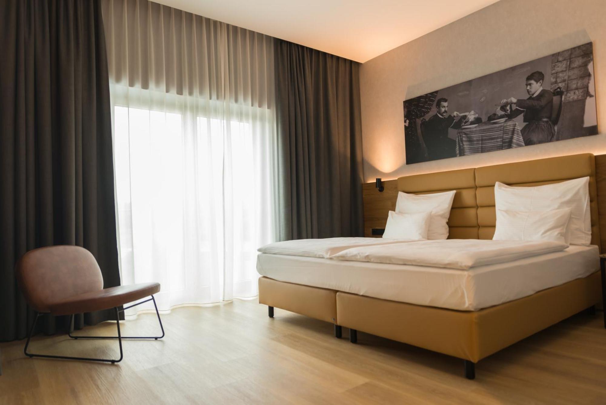 mk hotel tirana Rinas Bagian luar foto A room at the Hotel Axelmannstein